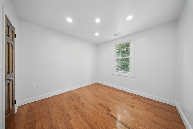 Building Photo - 14 Yankee Pl
