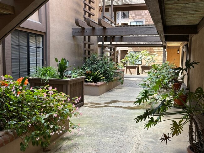 Building Photo - 8860 Villa La Jolla Dr