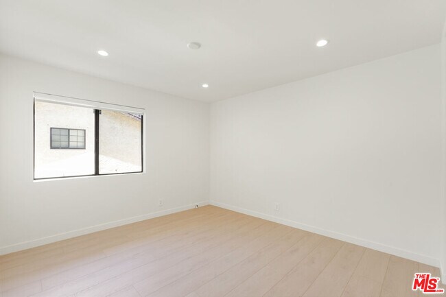 Building Photo - 4933 Collett Ave