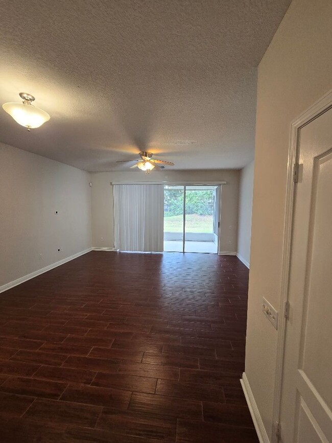 Building Photo - Beautiful 3 Bedroom 2.5 Bath in Riverview