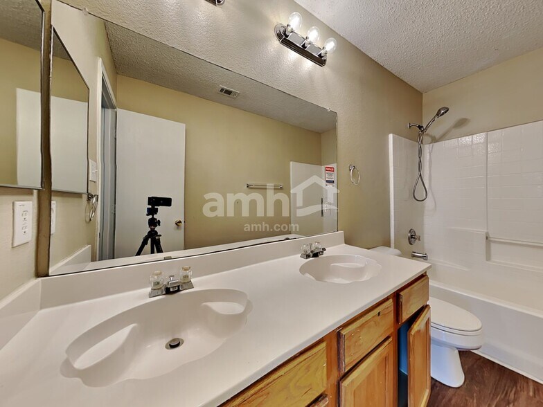 Building Photo - 5350 Driftway Dr