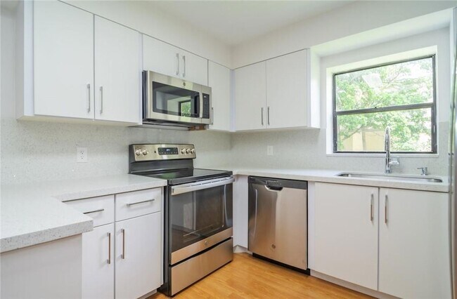 Building Photo - 491 Racquet Club Rd