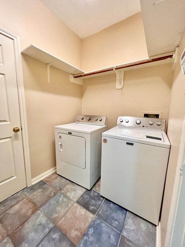 Building Photo - 16735 Village View Trail