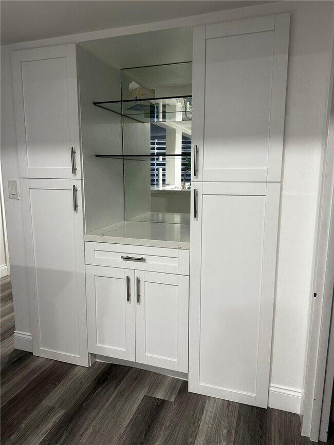 Building Photo - 800 Parkview Dr