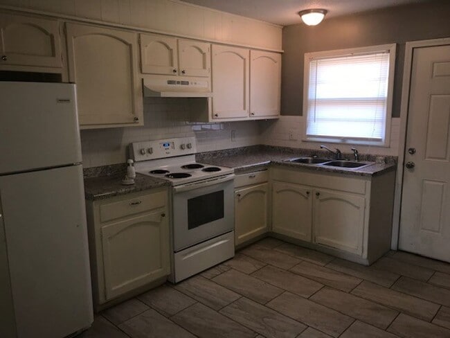 Building Photo - 2 bedroom 1 bath (Half off first months rent)