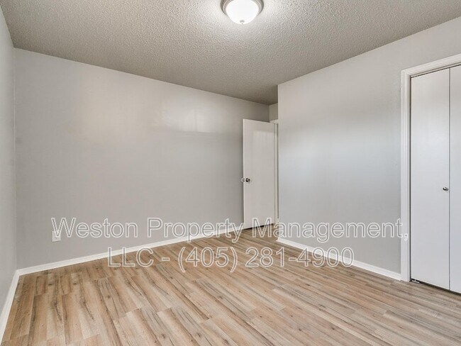 Building Photo - 1011 Crown Dr
