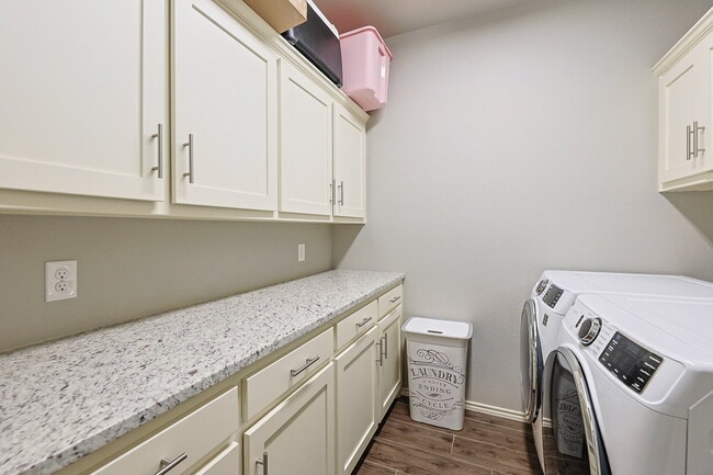 Building Photo - Stunning 4-Bedroom with 3 Full Baths & 3 Car Garage in Charming Brooke Heights!