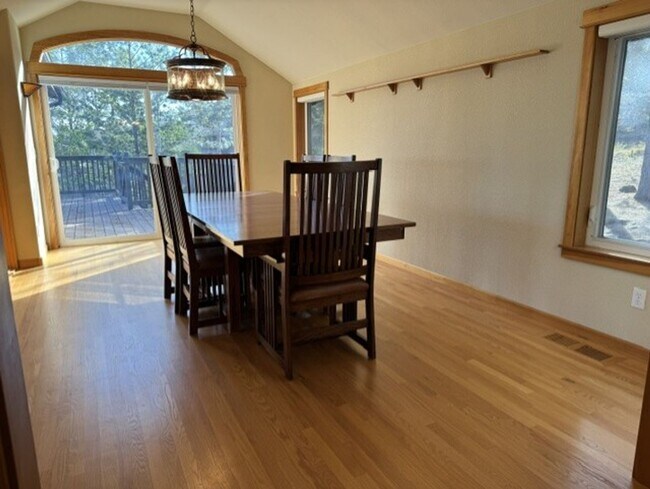 Building Photo - West Side location with amazing mountain views