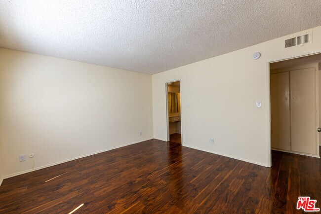 Building Photo - 5330 Zelzah Ave