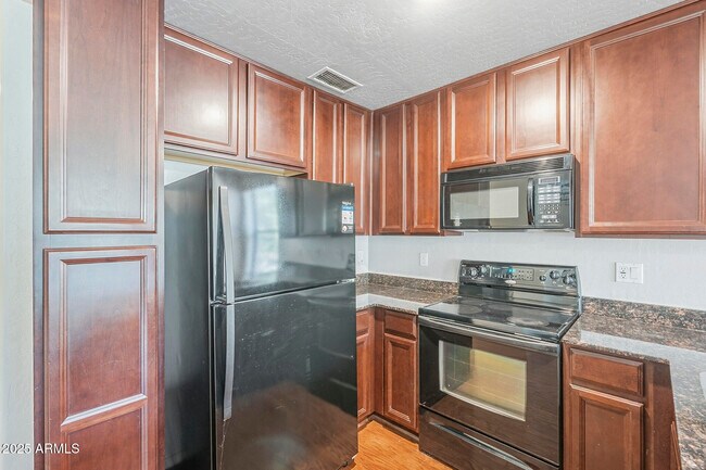 Building Photo - 753 N Port Dr