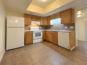 Building Photo - 1124 NE 5th Ave