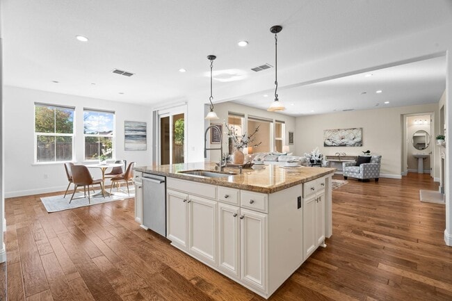 Building Photo - HILLTOP CORNER HOME WITH GORGEOUS VIEWS