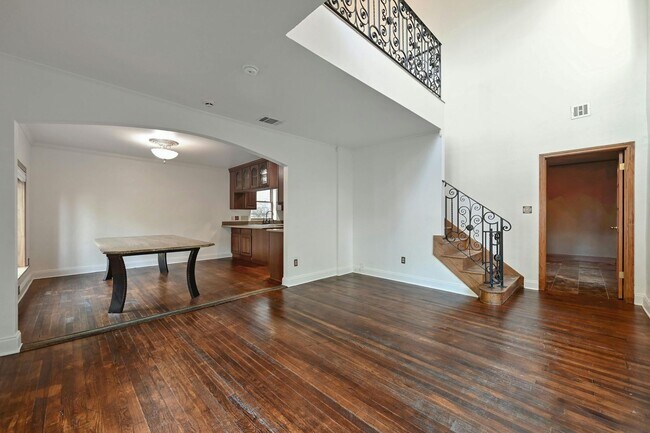 Building Photo - 2829 San Gabriel St