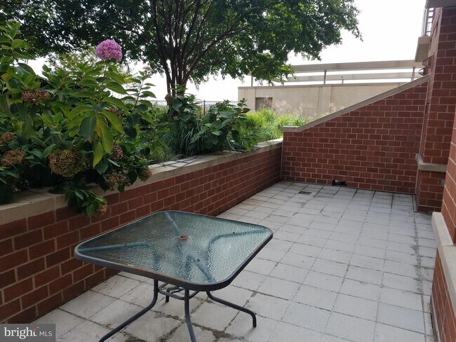 Building Photo - 3600 S Glebe Rd