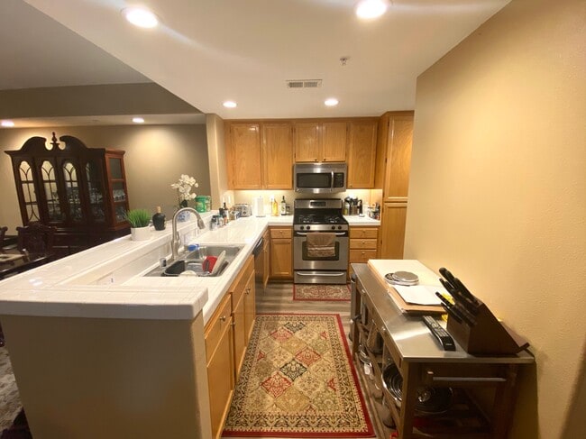 Building Photo - 1875 Baudouin Pl