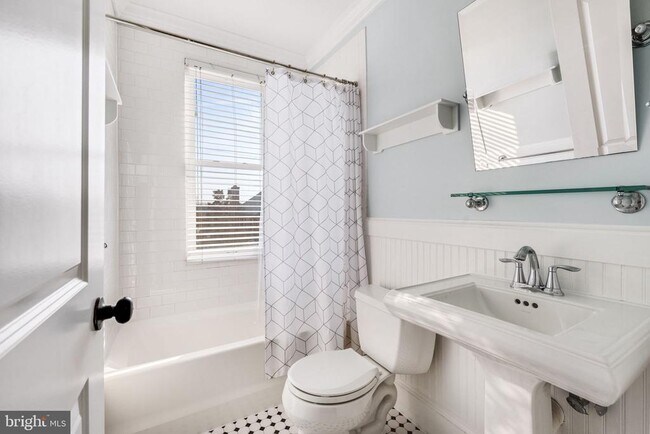 Building Photo - 922 S Washington St