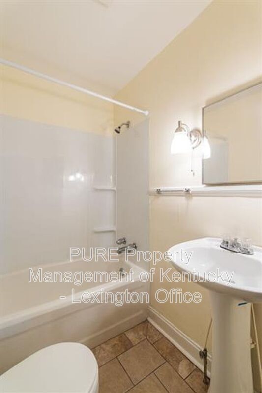 Building Photo - 7 Dogwood Ln