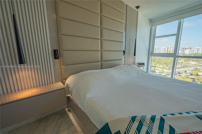 Building Photo - 18201 Collins Ave