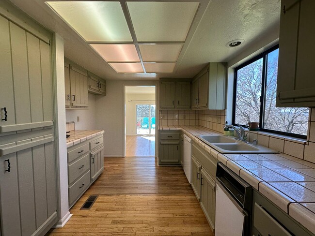 Building Photo - Gorgeous Multilevel 4 Bedroom 2.5 Bathroom Home on Acreage