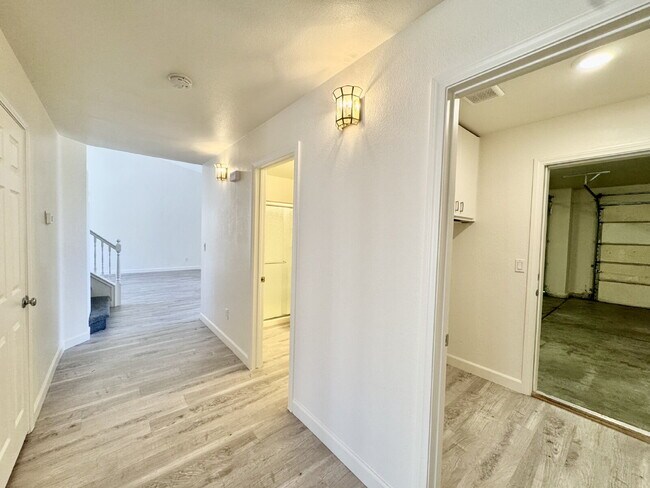 Building Photo - Spacious 4BD/3BA NLV Home with Downstairs ...