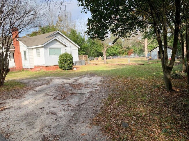 Primary Photo - 2 bedroom, 1 bathroom cottage with large b...