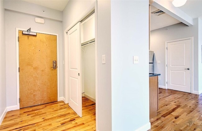 Building Photo - 400 Hope St