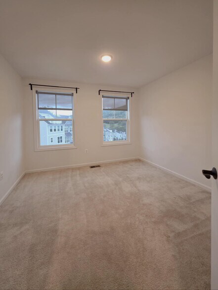 Bed 3 - 4915 Sheridan St