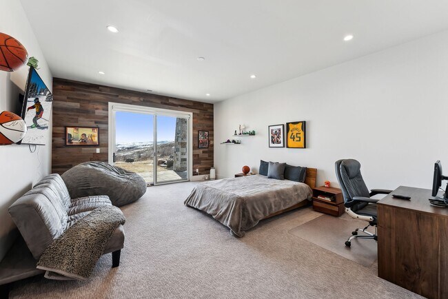 Building Photo - 3450 Ridgeway Dr