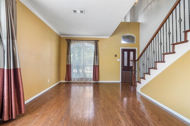 Building Photo - 910 Waterside Dr