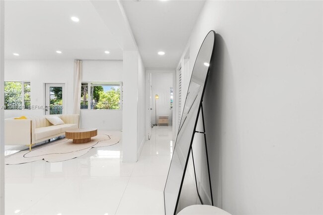 Building Photo - 1581 Normandy Dr