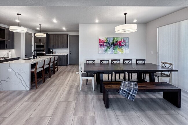 Building Photo - 6521 Silver Creek Dr