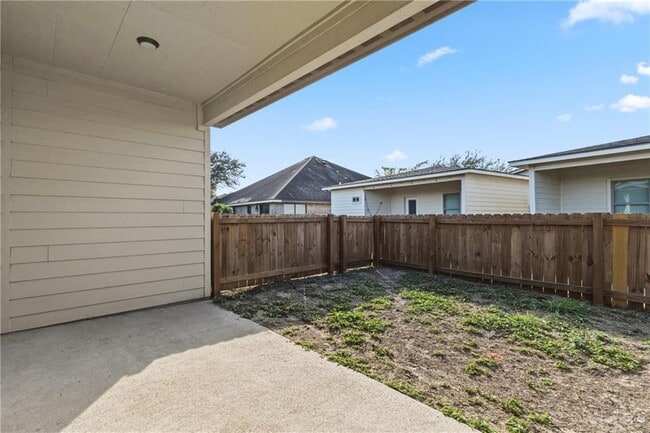 Building Photo - 14 Lancelot