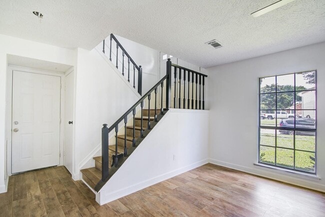 Building Photo - 402 Tresvant Dr