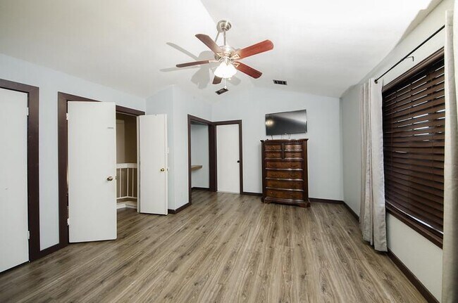 Building Photo - 2112 Waterway Bend