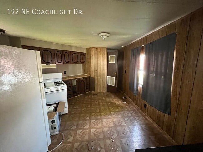 Building Photo - 192 Coachlight Dr