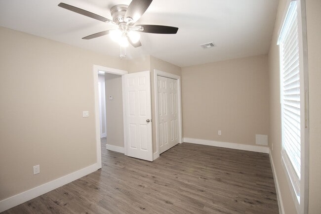 Building Photo - Recently Remodeled 3 Bed 2 Bath!