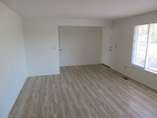 Building Photo - Three Bedroom House on a Cul-de-sac, Close...