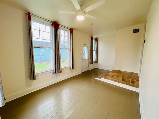 Building Photo - 1554 W Lullwood Ave