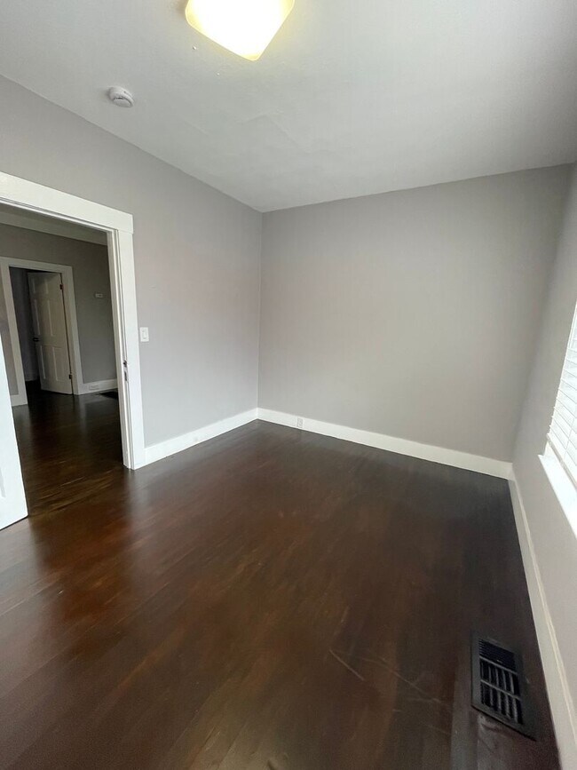 Building Photo - 869 Brockhurst St