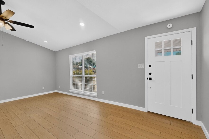 Building Photo - 900 Rocky Creek Ln