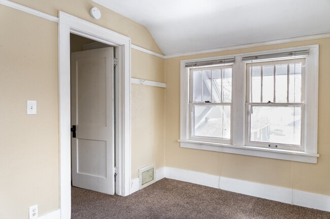 Building Photo - 712 W 22nd St