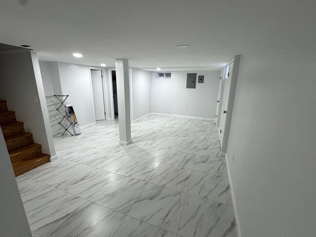 Building Photo - 5 bedrooms, 2.5 bathrooms
