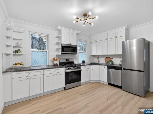 Building Photo - 114 Colony Ave