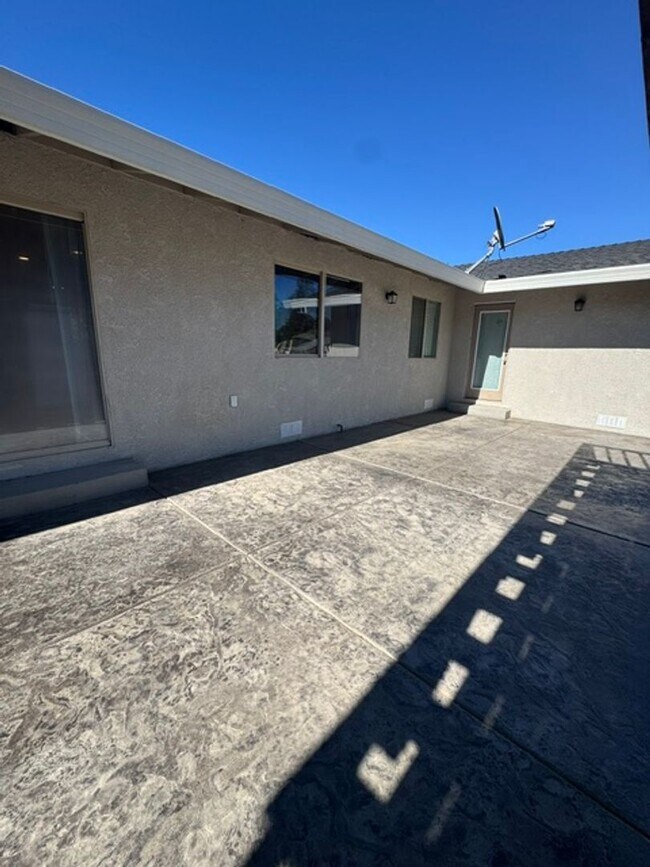 Building Photo - Beautiful 4 Bedroom 2 Bathroom Home with Solar!