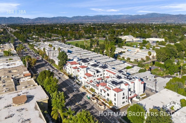 Building Photo - 5020 Woodman Ave Sherman Oaks, CA 91423