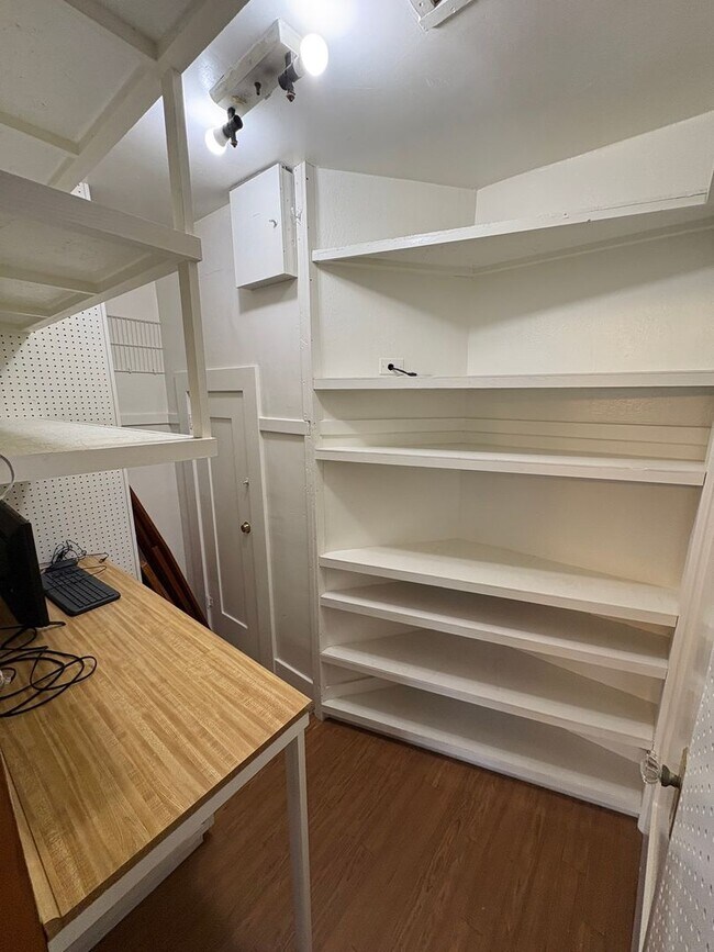 Building Photo - Classic vintage home walking distance to downtown Visalia!