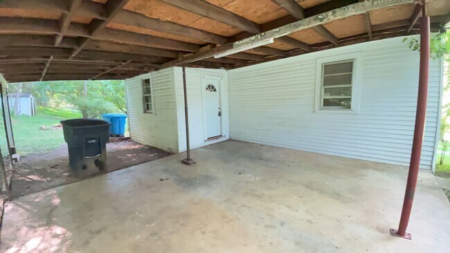 Building Photo - Spacious 2 Bedroom/1 Bath Home