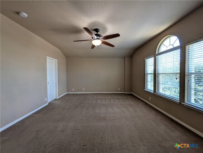 Building Photo - 212 Oak Creek Way