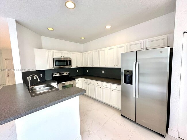 Building Photo - 20733 NE 10th Ct