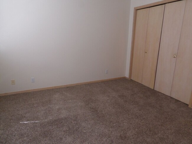 Building Photo - Home in CDA Place!